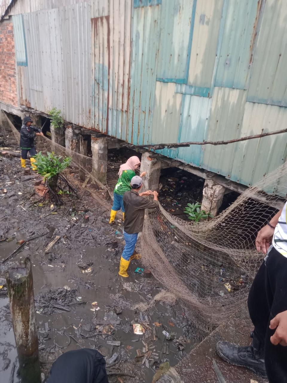 Ciptakan Pesisir Laut Bersih, Pj Wako Pasang Jaring Penahan Sampah di Kawasan Pesisir 