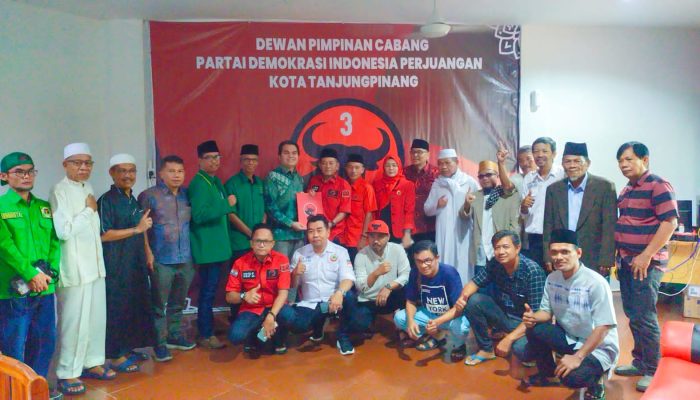 Momon Faulanda Kembalikan Formulir Pendaftaran Balon Pilkada di PDIP