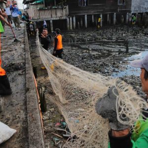 Pemko Tanjungpinang Pasang Jaring Penahan Sampah di Seluruh Pesisir Secara Bertahap