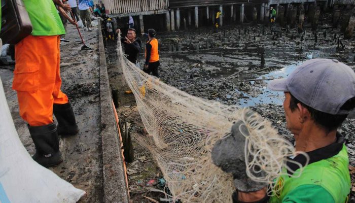 Pemko Tanjungpinang Pasang Jaring Penahan Sampah di Seluruh Pesisir Secara Bertahap