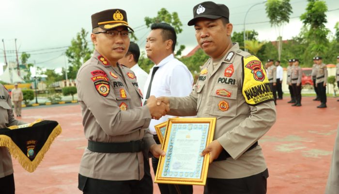 Hari Kebangkitan Nasional 2024, Kapolres Bintan Berikan Penghargaan 4 Personil Berprestasi