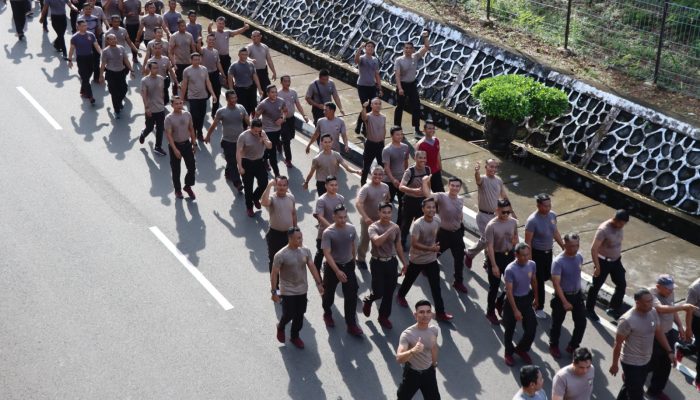 Pupuk Kebersamaan dan Olahraga, Ratusan Personil Polresta Tanjungpinang Jalan Santai