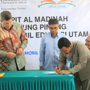 Tingkatkan Kecakapan Bahasa Inggris, SMPIT Al Madinah MoU Dengan PT Indomobil Edukasi Utama