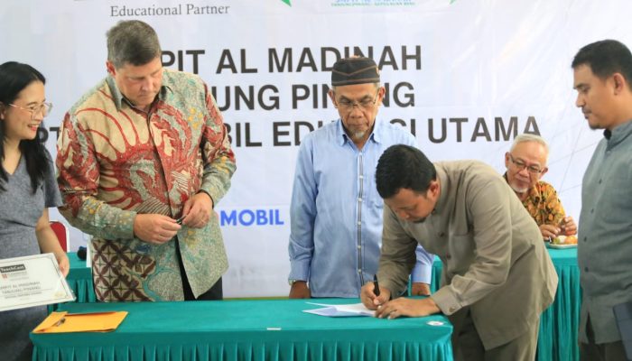 Tingkatkan Kecakapan Bahasa Inggris, SMPIT Al Madinah MoU Dengan PT Indomobil Edukasi Utama