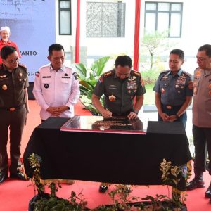 Panglima TNI Didampingi Gubernur Kepri Resmikan Flat Susun Kogabwilhan I di Dompak
