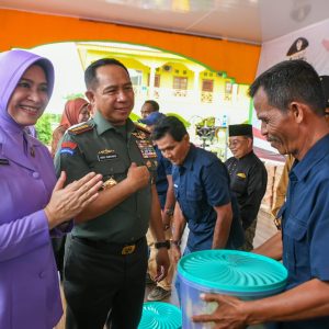 Kunker di Kepri, Panglima TNI Serahkan Bansos 800 Paket Sembako di Pulau Penyengat