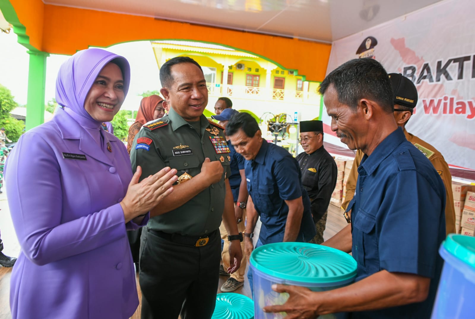 Kunker di Kepri, Panglima TNI Serahkan Bansos 800 Paket Sembako di Pulau Penyengat