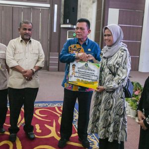 Peduli Korban Bencana di Karimun, Gubernur Ansar Serahkan Bantuan Rp1,5 Miliar