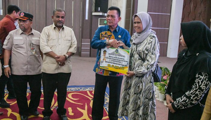 Peduli Korban Bencana di Karimun, Gubernur Ansar Serahkan Bantuan Rp1,5 Miliar