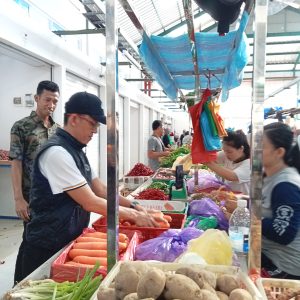 Pasar Encik Puan Perak Tanjungpinang Ramai Dikunjungi Warga Berbelanja Pakai Kupon 