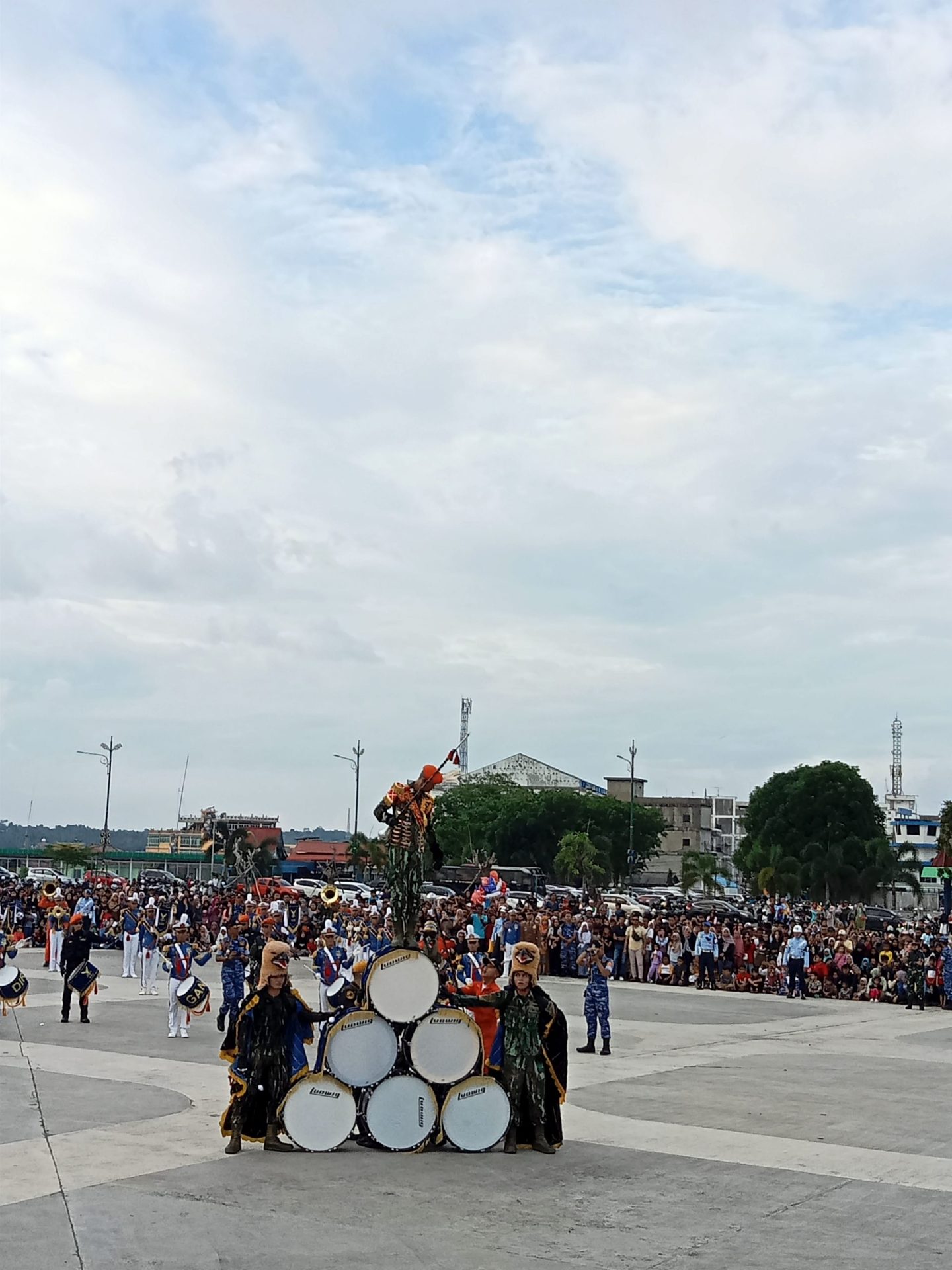 Masyarakat Tanjungpinang Antusias Saksikan Atraksi Drum Band Taruna TNI AU