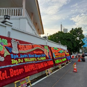 Jelang Pelantikan Pj Wako Kedua, Kawasan Gedung Daerah Tanjungpinang Dipenuhi Papan Bunga 