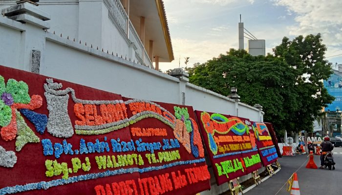 Jelang Pelantikan Pj Wako Kedua, Kawasan Gedung Daerah Tanjungpinang Dipenuhi Papan Bunga 