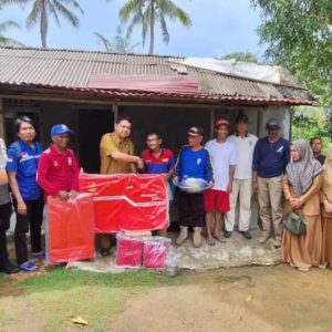Dinsos Tanjungpinang Serahkan Bantuan Korban Musibah Puting Beliung di Dompak