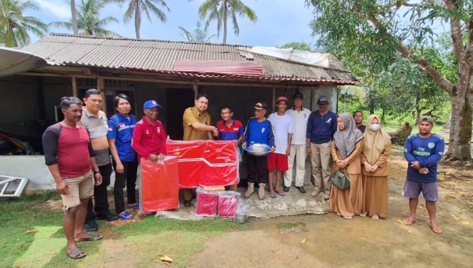 Dinsos Tanjungpinang Serahkan Bantuan Korban Musibah Puting Beliung di Dompak