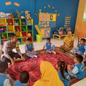 Polisi Sahabat Anak, Bhabinkamtibmas Polsek Palmatak Sambangi Anak Usia Dini
