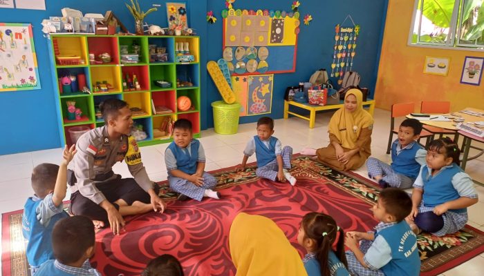 Polisi Sahabat Anak, Bhabinkamtibmas Polsek Palmatak Sambangi Anak Usia Dini