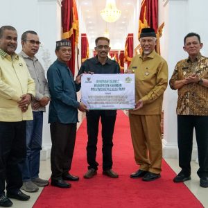 Gubernur Ansar Serahkan Bantuan Korban Banjir Bandang di Sumbar Rp939 Juta