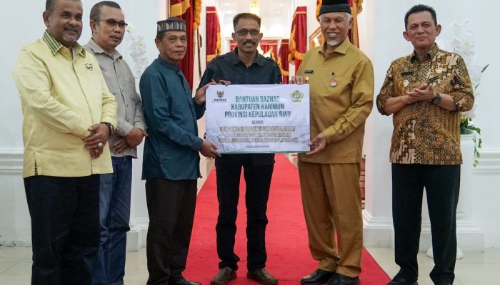 Gubernur Ansar Serahkan Bantuan Korban Banjir Bandang di Sumbar Rp939 Juta