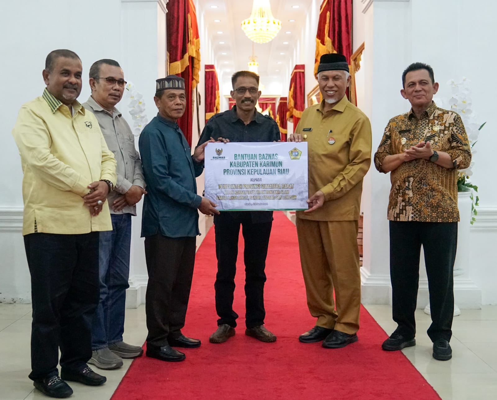 Gubernur Ansar Serahkan Bantuan Korban Banjir Bandang di Sumbar Rp939 Juta