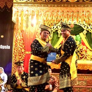 Gubernur Ansar Hadiri Anugerah Gelar Adat Datuk Seri Segara Utama Setia Wangsa Untuk KASAL Dari LAMR