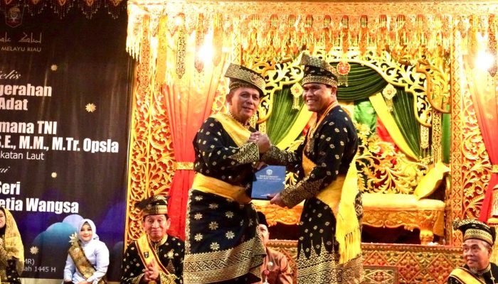 Gubernur Ansar Hadiri Anugerah Gelar Adat Datuk Seri Segara Utama Setia Wangsa Untuk KASAL Dari LAMR
