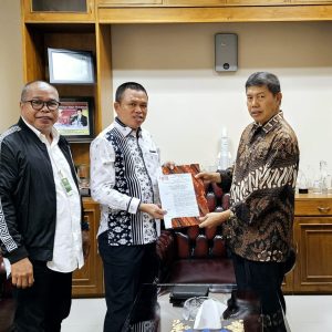 Ketum BPP KKSS Serahkan SK Pengurus BPW KKSS Kepri Periode 2024-2029