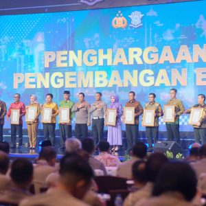 Dukung ETLE di Kepri, Gubernur Ansar Terima Penghargaan Kapolri