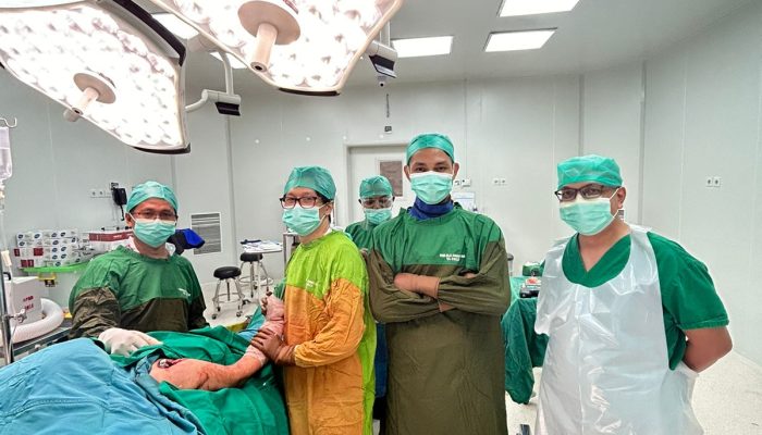 dr. C Rayhan Cein Sukses Operasi Perdana Shoulder Hemiarthroplasty di RSUD RAT