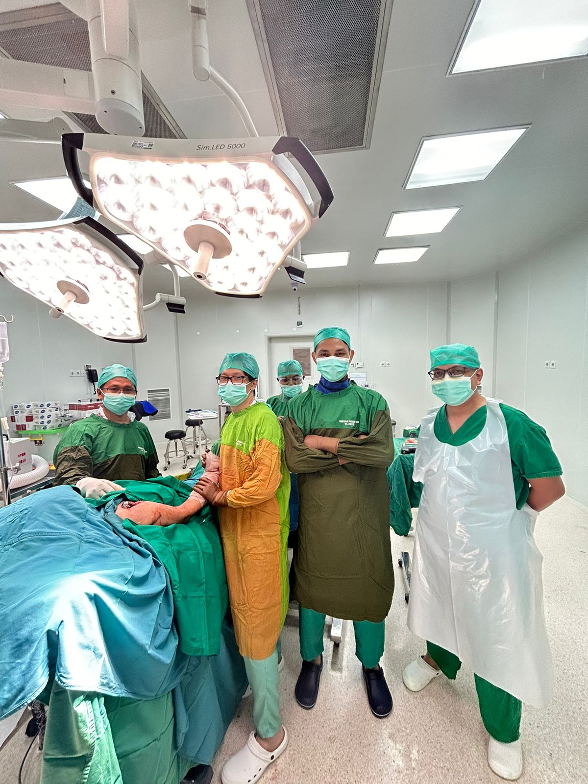 dr. C Rayhan Cein Sukses Operasi Perdana Shoulder Hemiarthroplasty di RSUD RAT