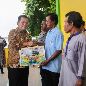 Gubernur Ansar Silaturahmi dan Serahkan Bantuan Untuk Masyarakat Pulau Buluh Batam