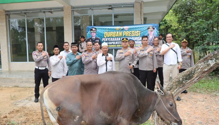 Kapolresta Tanjungpinang Serahkan Sapi Kurban Untuk Masjid dan Ponpes