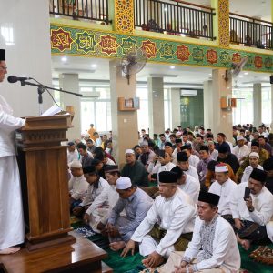 Gubernur Ansar Jadi Khatib Sholat Idul Adha 1445 H di Masjid At Thoriq Batam