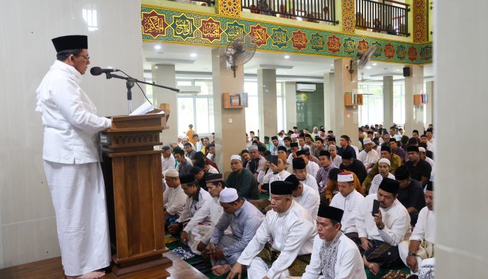 Gubernur Ansar Jadi Khatib Sholat Idul Adha 1445 H di Masjid At Thoriq Batam