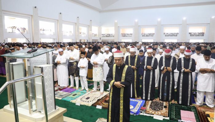 Muhammad Rudi Bersama Jajaran Tunaikan Sholat Idul Adha di Masjid Sultan Mahmud Riayat Syah