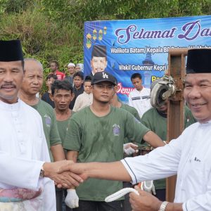 Kepala BP Batam dan Ketua Umum Pikori Serahkan 6 Sapi Super di Masjid Sultan Mahmud Riayat Syah