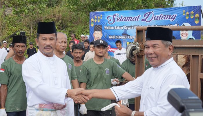 Kepala BP Batam dan Ketua Umum Pikori Serahkan 6 Sapi Super di Masjid Sultan Mahmud Riayat Syah