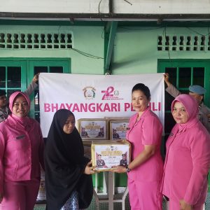 Sambut HUT Bhayangkara ke-78, Polsek Tanjungpinang Barat Serahkan Bansos di Panti Asuhan
