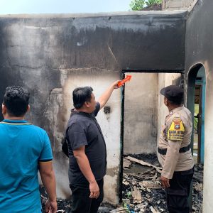 Polsek Gunung Kijang Berikan Bantuan Korban Kebakaran Rumah