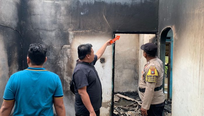 Polsek Gunung Kijang Berikan Bantuan Korban Kebakaran Rumah