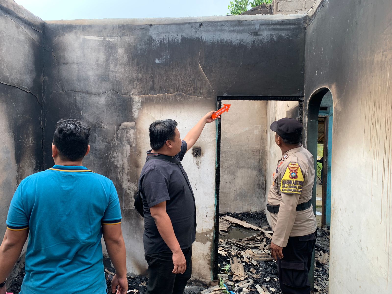 Polsek Gunung Kijang Berikan Bantuan Korban Kebakaran Rumah