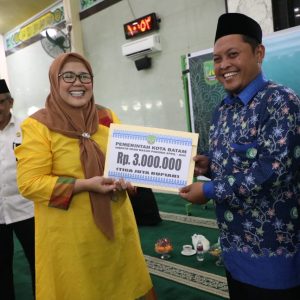 Serahkan Dana Insentif, Marlin Agustina Apresiasi Peran Tokoh Agama Wujudkan Batam Kota Madani