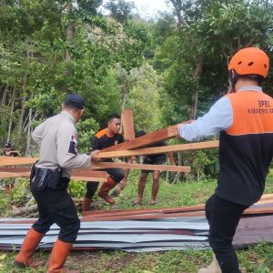 Bhabinkamtibmas Bersama BPBD Natuna Goro Perbaiki Rumah Warga Rusak Diterpa Angin Kencang