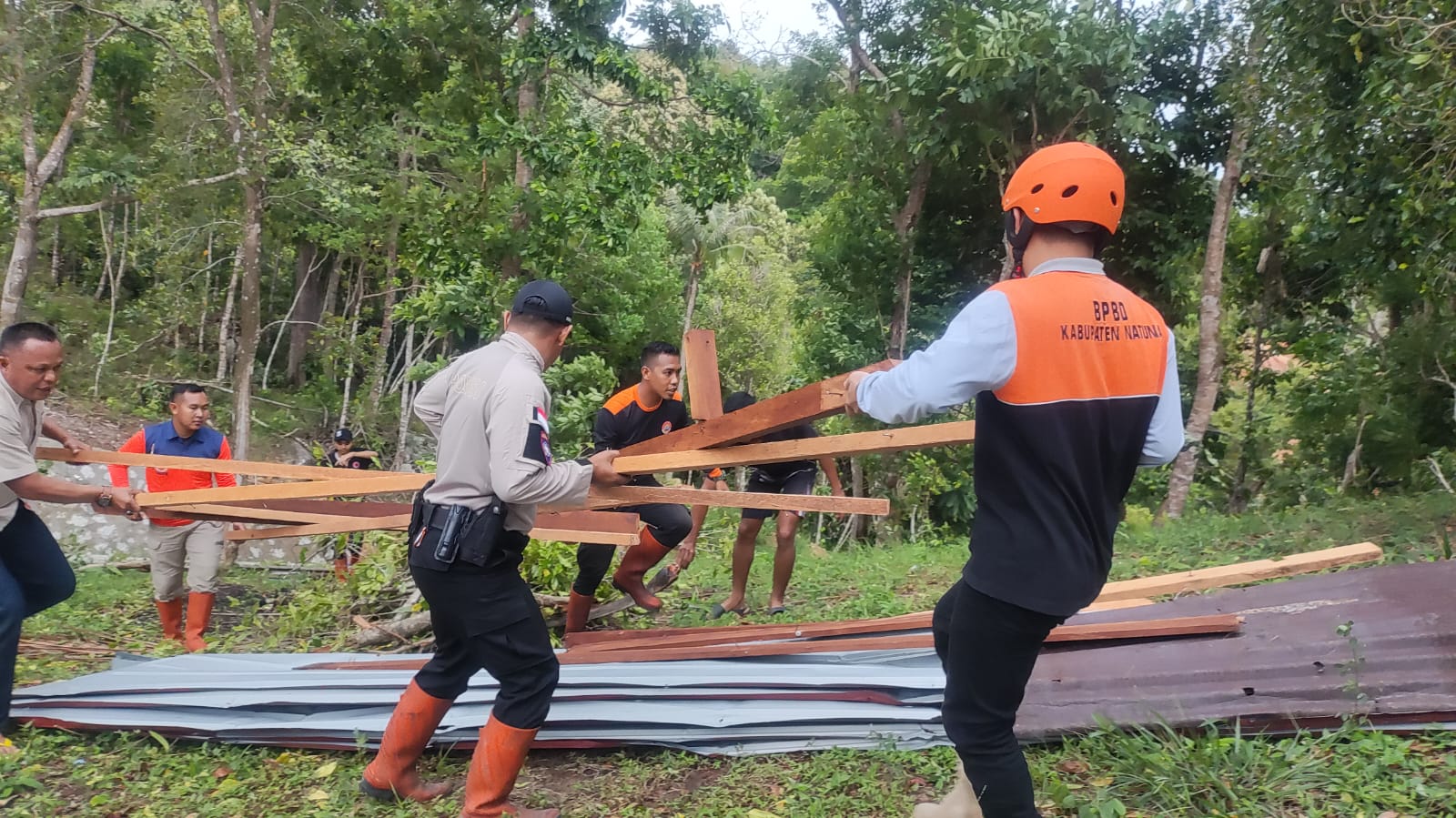 Bhabinkamtibmas Bersama BPBD Natuna Goro Perbaiki Rumah Warga Rusak Diterpa Angin Kencang