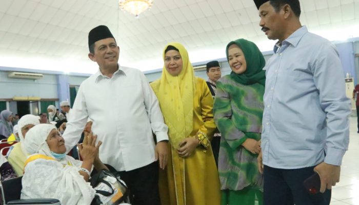 Gubernur Ansar Sambut Kedatangan Jamaah Haji Kloter I Debarkasi Batam 2024
