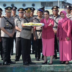 Peringati HUT Bhayangkara Ke-78, Polresta Tanjungpinang Tabur Bunga di Laut 