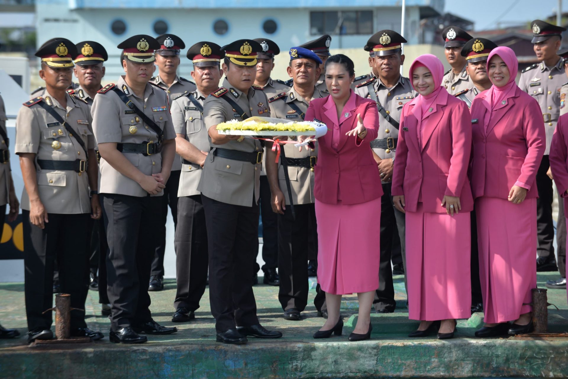 Peringati HUT Bhayangkara Ke-78, Polresta Tanjungpinang Tabur Bunga di Laut 