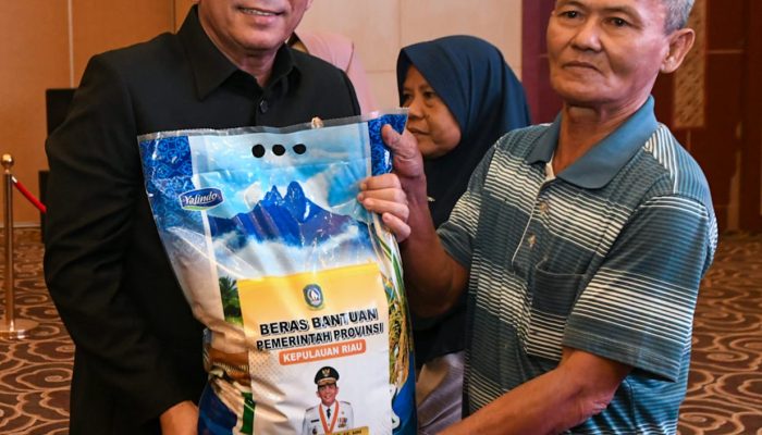 Gubernur Ansar Serahkan Bantuan Beras dan Bantuan Perikanan Untuk Nelayan di Tanjungpinang