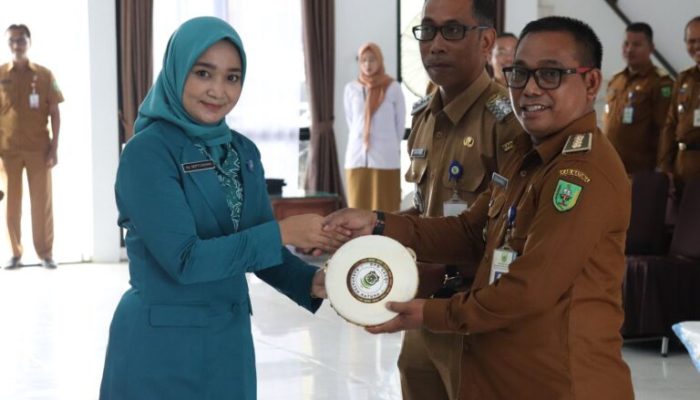 Lantik TP PKK Tingkat Kecamatan, Septi Dwiani Serahkan Alat Musik Rebana