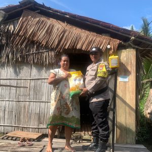 Bhabinkamtibmas Polsek Jemaja Berikan Bantuan Beras Untuk Warga Kurang Mampu